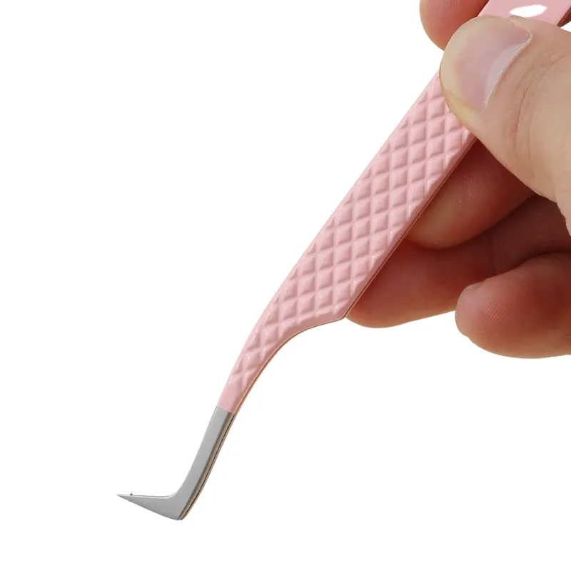 Lash artist using i-type straight tweezers
