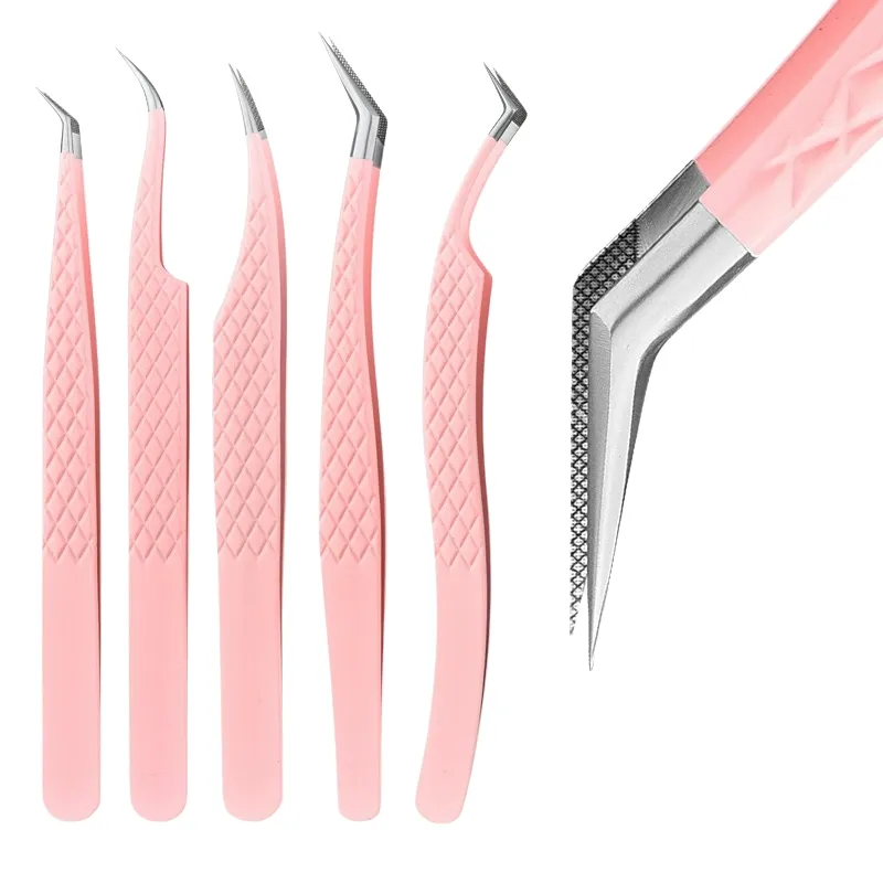 Lash artist using j-type curved tweezers